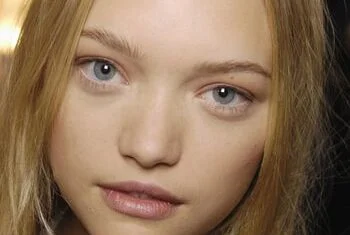 انتخاب بهترین مدل اکستنشن مژه با توجه به فرم چشم ها چشم های دور از هم Wide-set Eyes